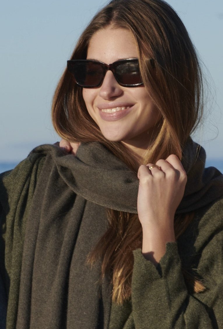 Monique Cashmere scarf Army green