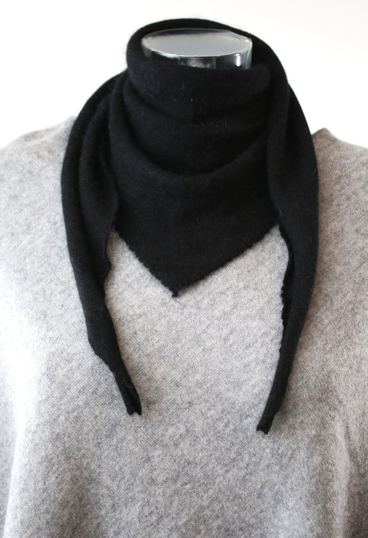 Sofie Scarf in Cashmere in black
