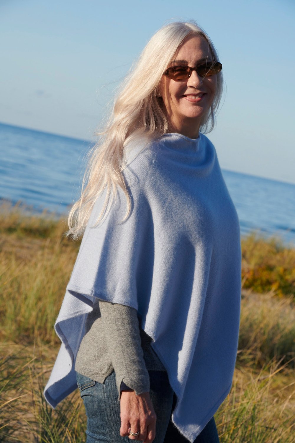 Paula Poncho i Cashmere Lyseblå